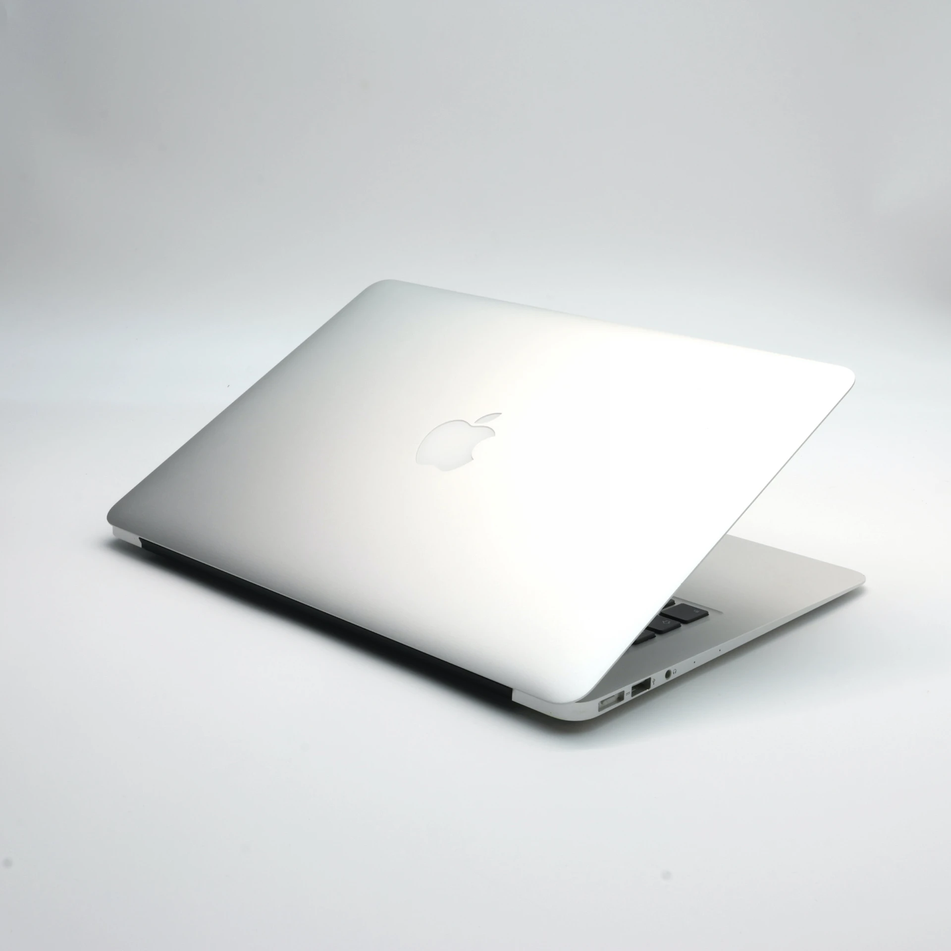 Apple MacBook Air 13″ 2017 i5 128 GB 8 GB RAM Silver EU Bill 