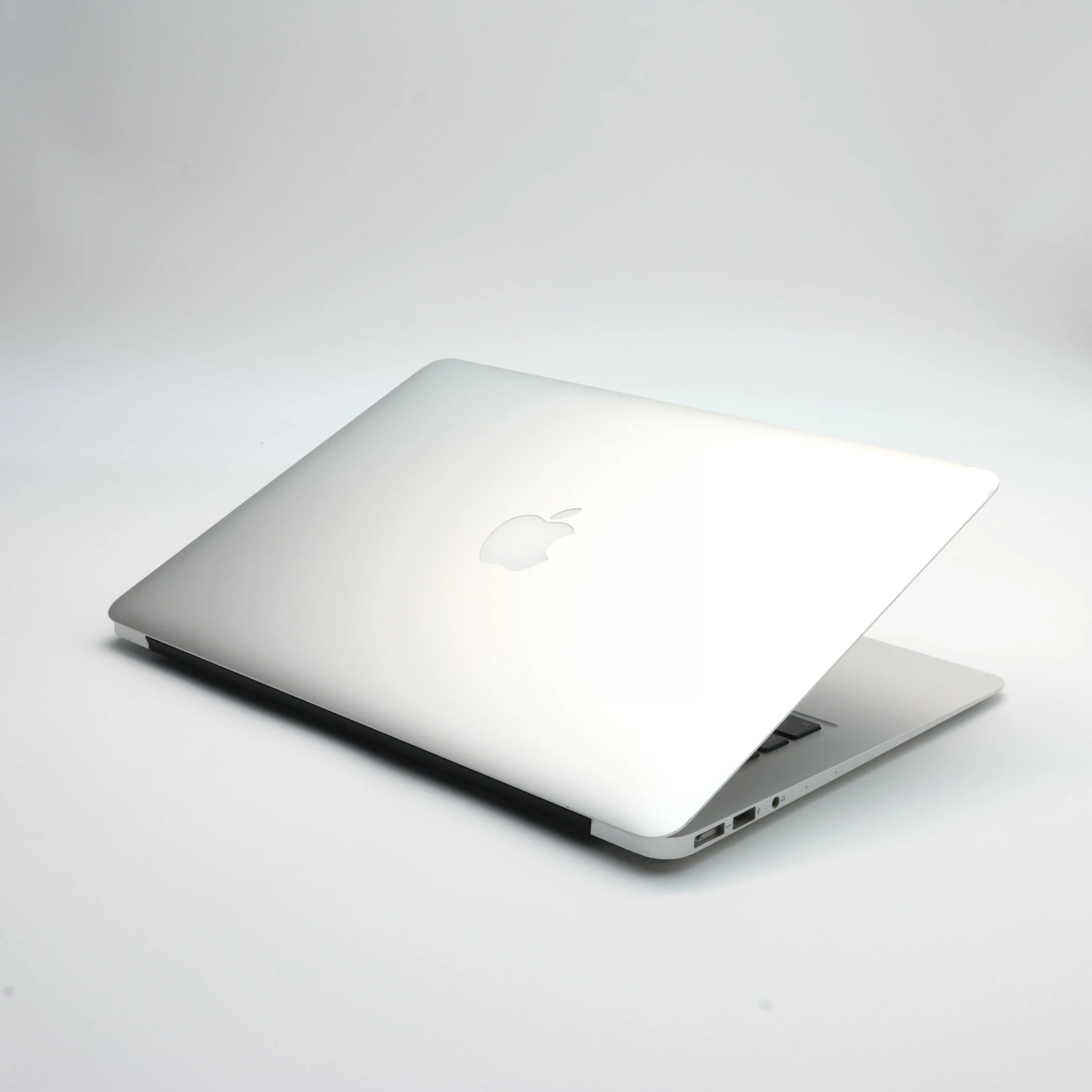 Apple MacBook Air 13″ 2017 i5 128 GB 8 GB RAM Silver EU Bill 