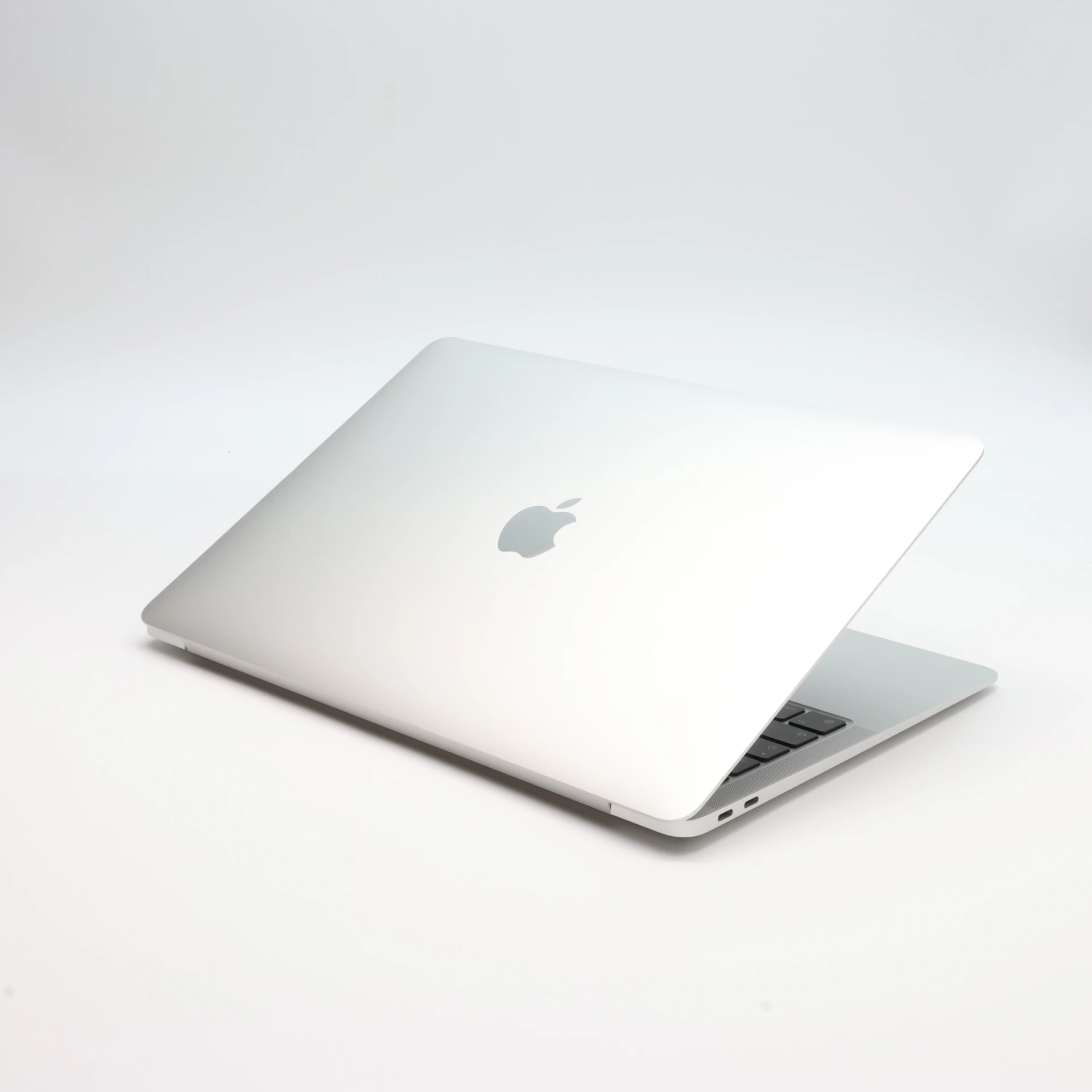 Apple MacBook Air 13″ 2020 256 GB Silver 100 ciklus M1 