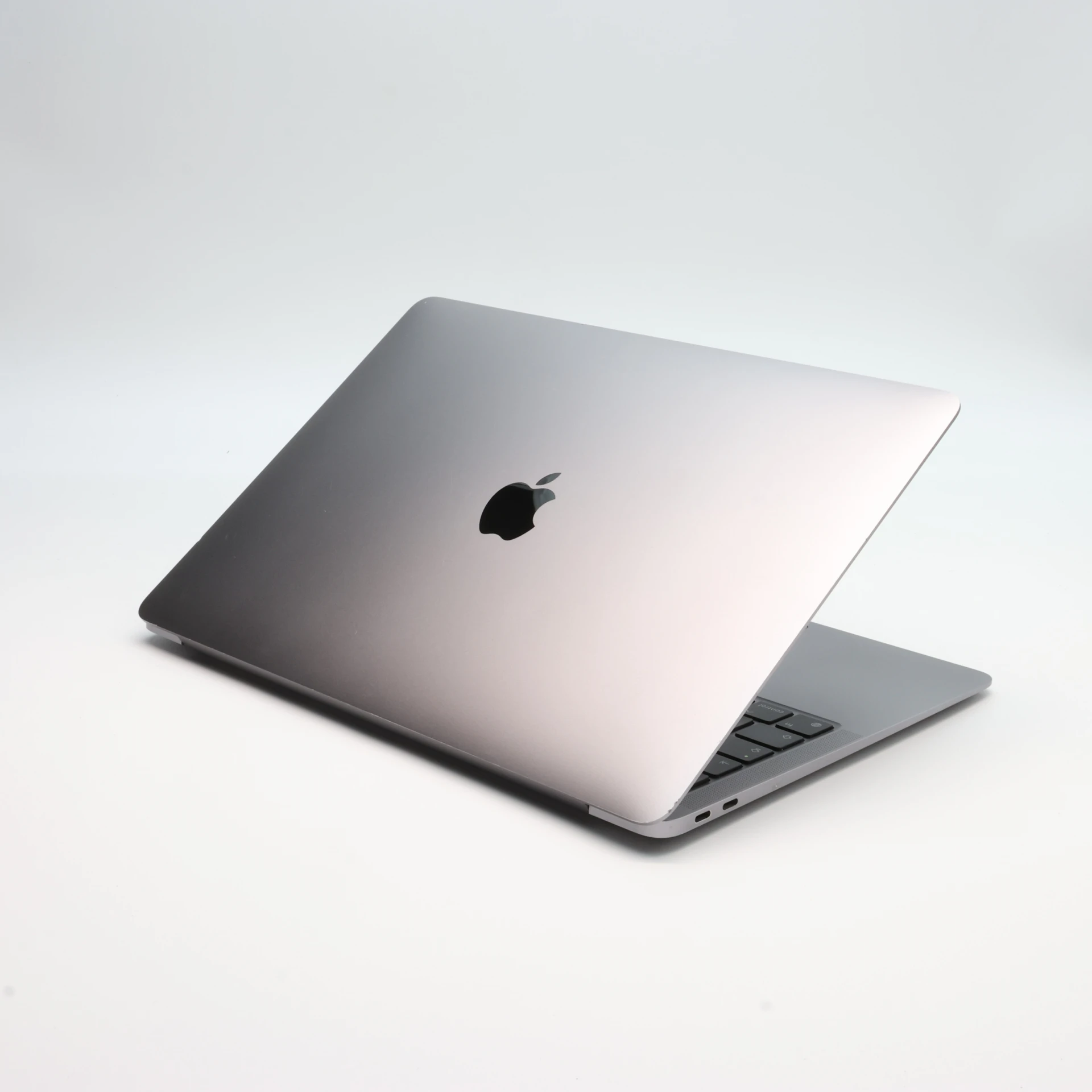 Apple MacBook Air 13″ 2020 256 GB Space Gray 80 ciklus M1 