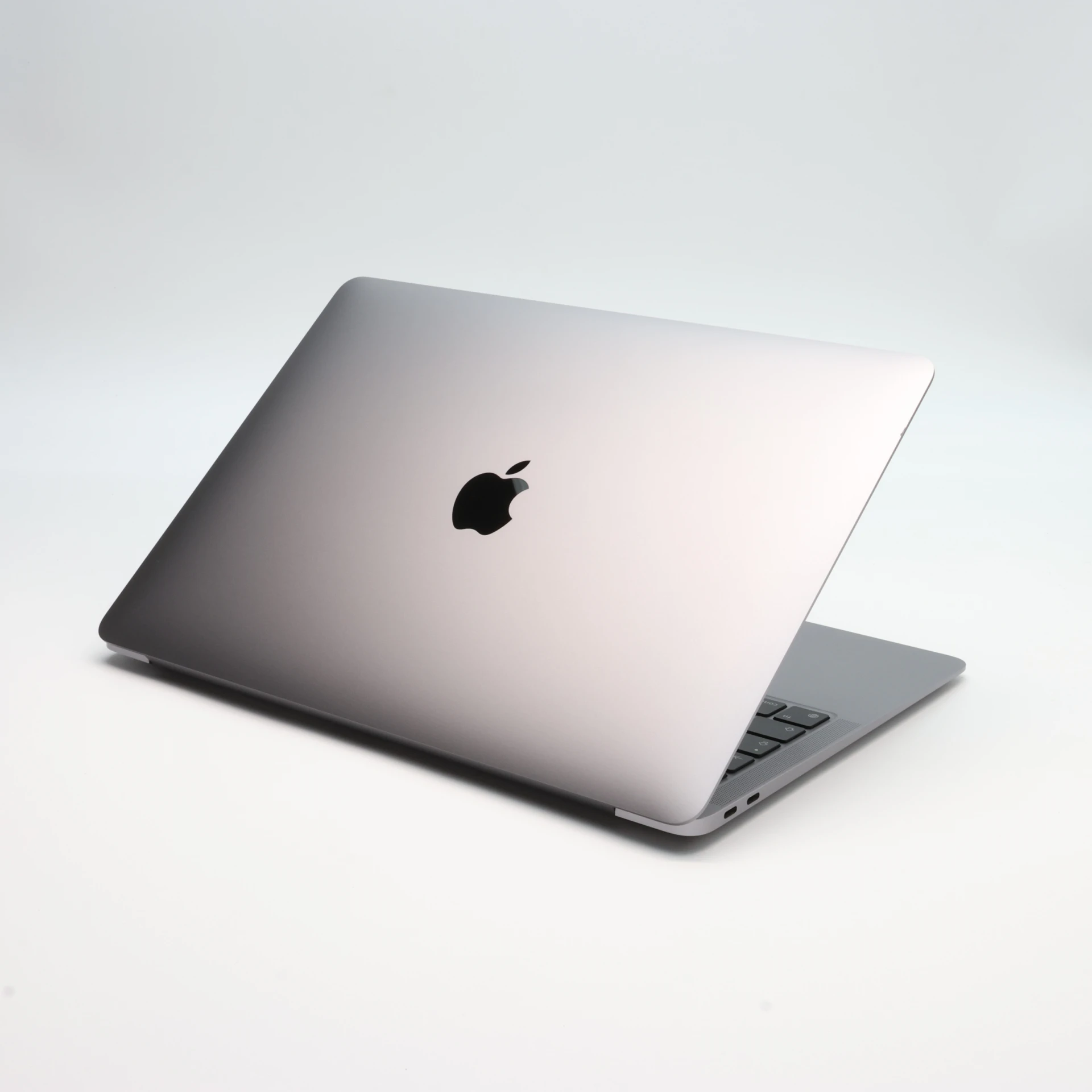 Apple MacBook Air 13″ 2020 256 GB Space Gray 100 ciklus M1 