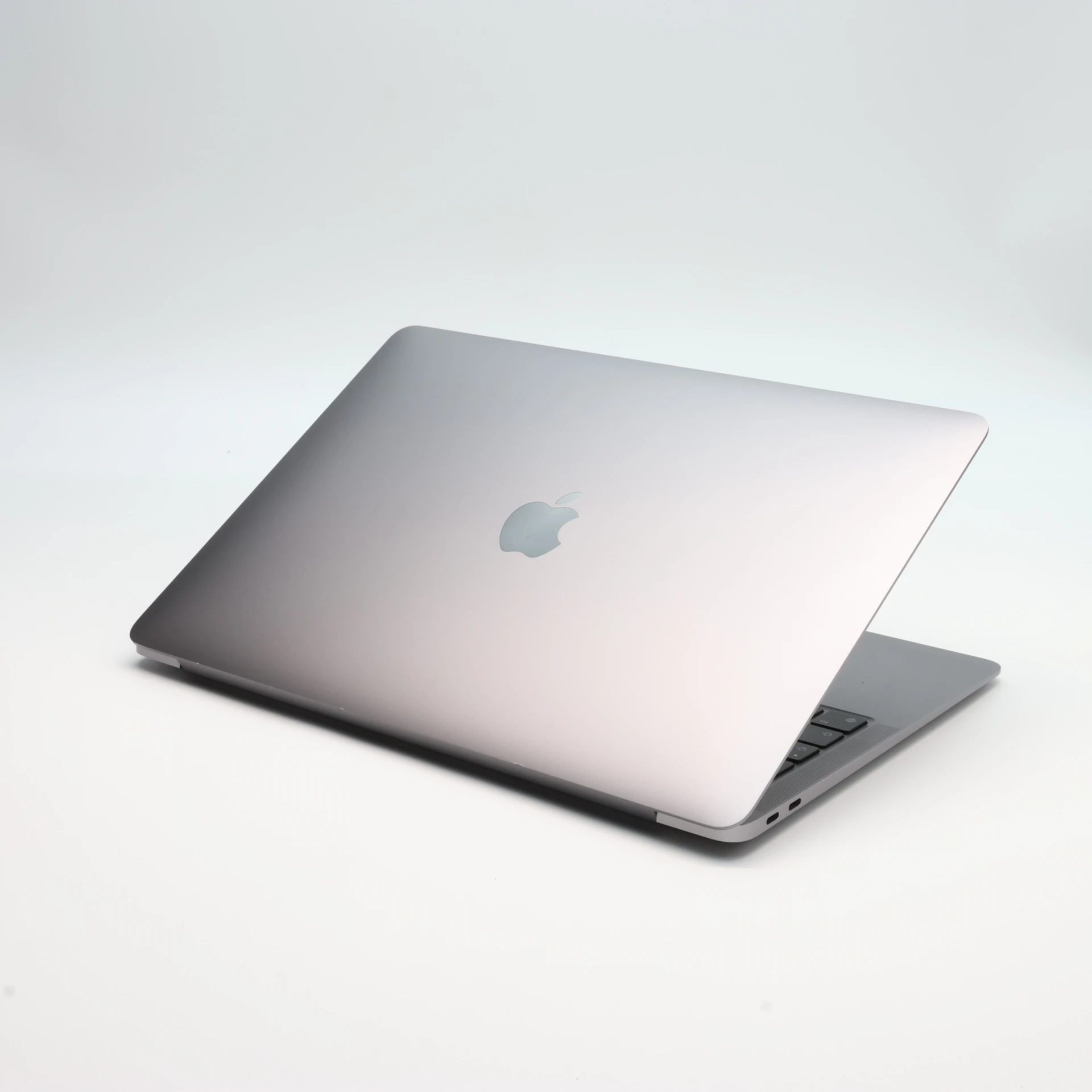 Apple MacBook Air 13″ 2020 256 GB Space Gray 93 ciklus M1 