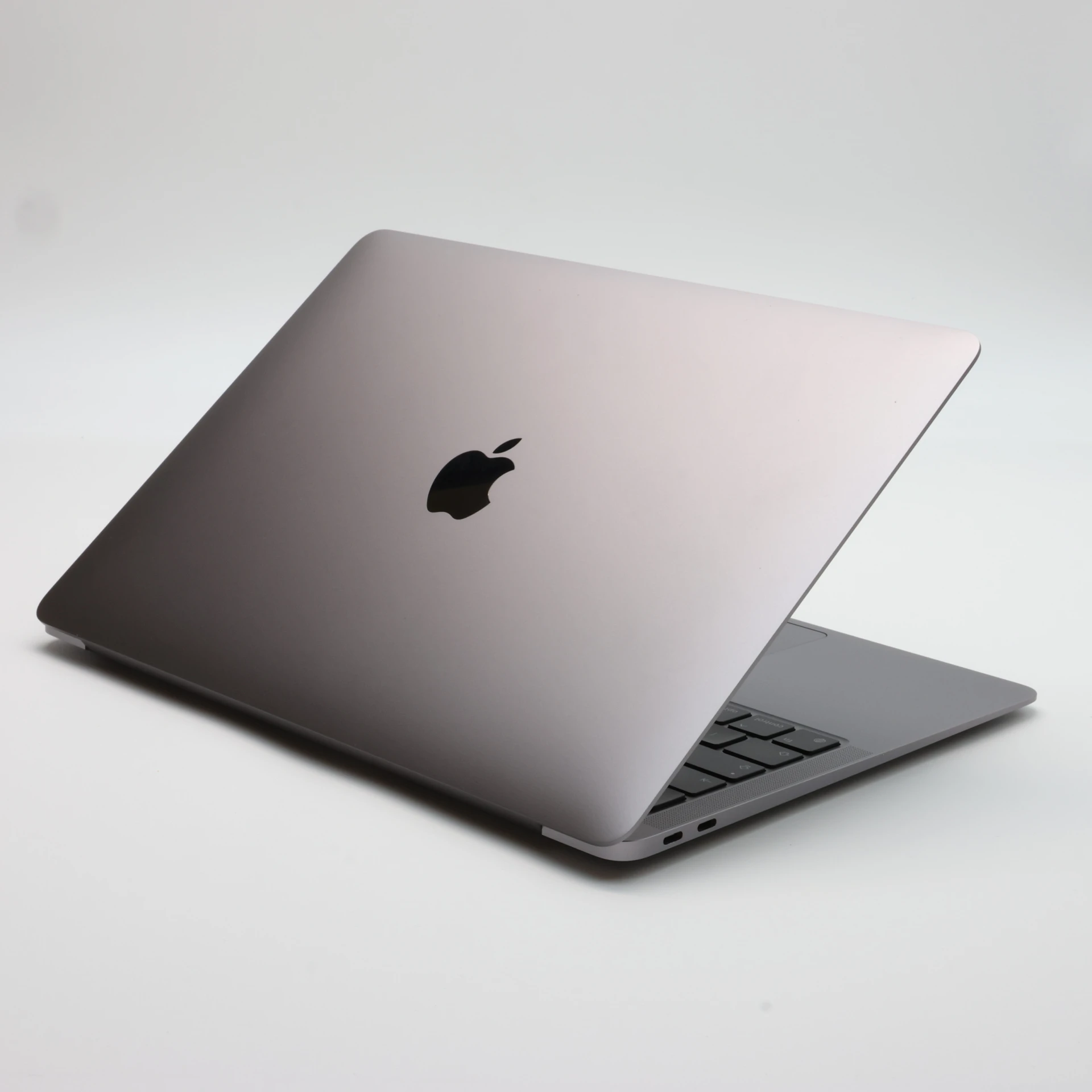 Apple MacBook Air 13″ 2020 256 GB Space Gray 96 ciklus M1 