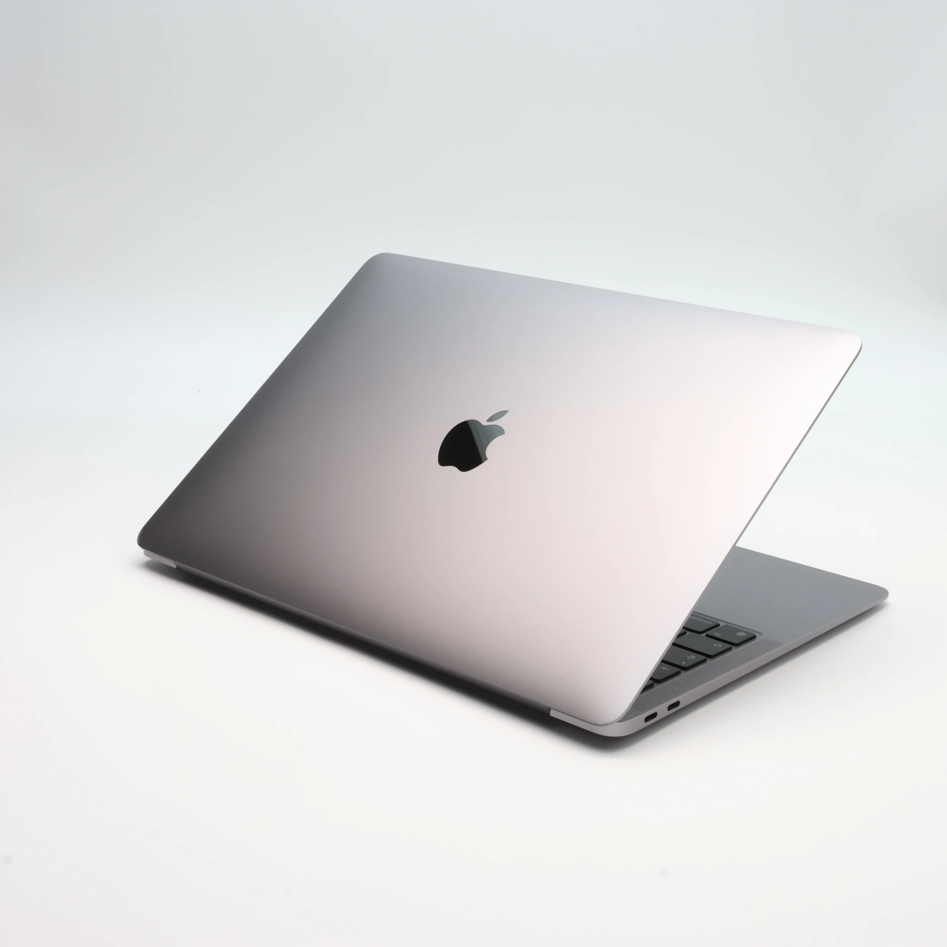Apple MacBook Air 13″ 2020 256 GB Space Gray 97 ciklus M1 