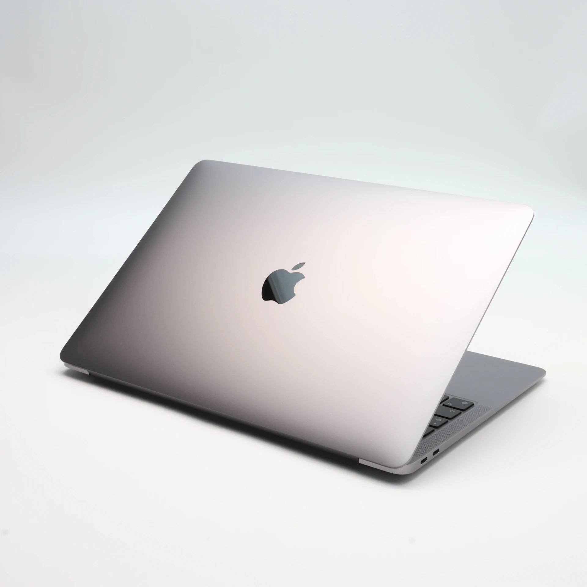 Apple MacBook Air 13″ 2020 256 GB Space Gray 94 ciklus M1 