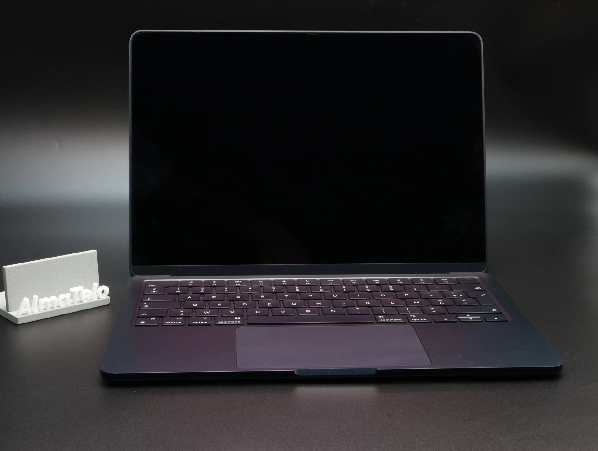 Apple MacBook Air 13″ 2022 256 GB Midnight 100 ciklus M2 