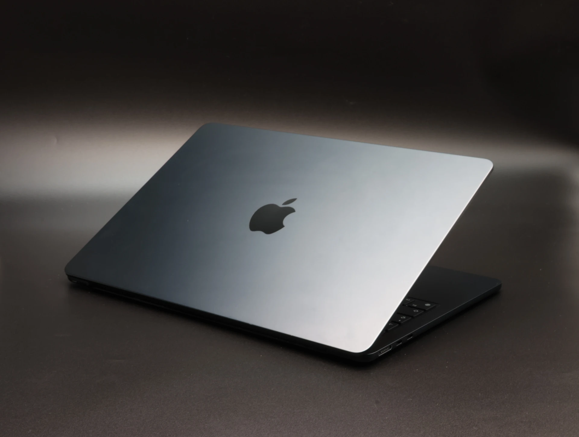 Apple MacBook Air 13″ 2022 256 GB Midnight 100 ciklus M2 