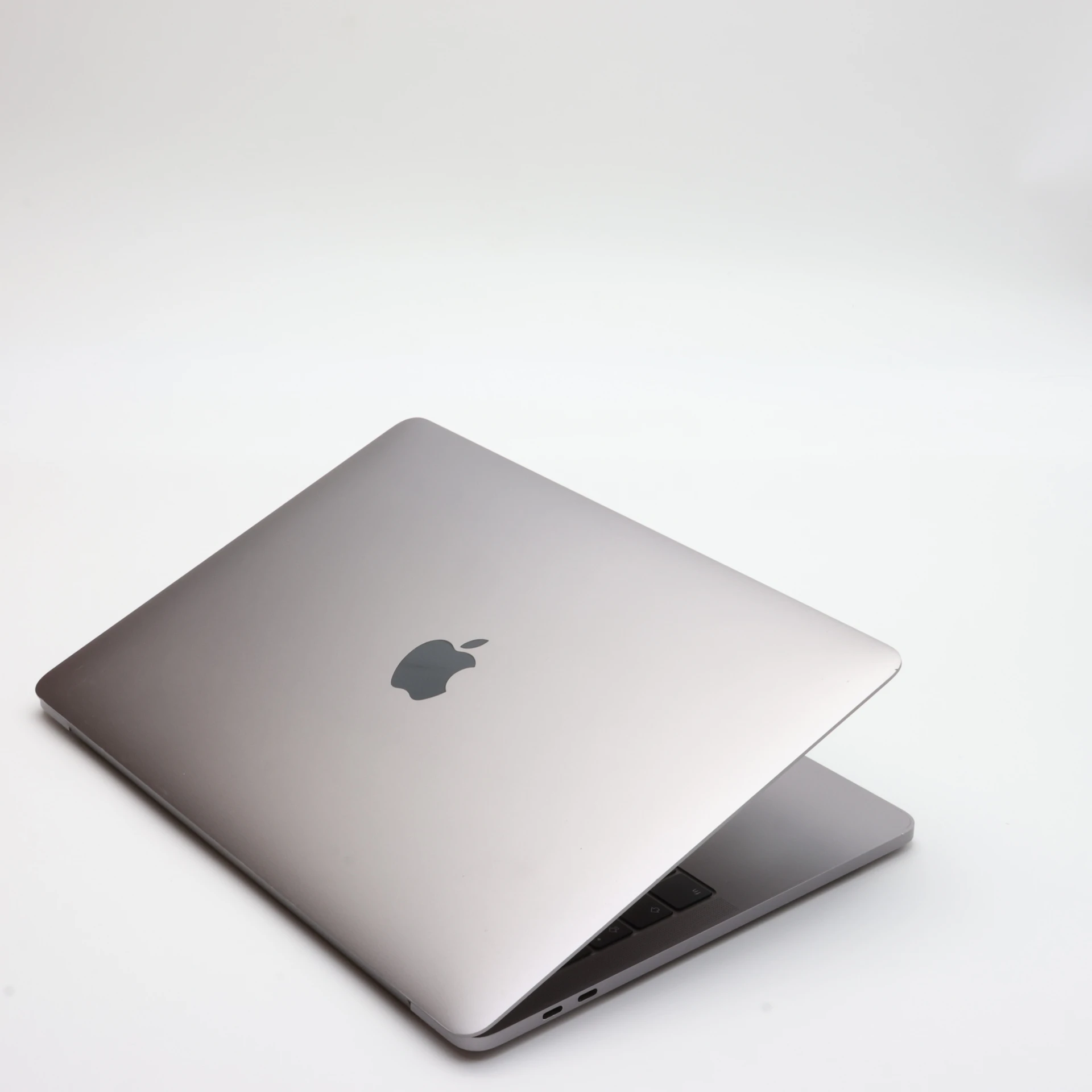 Apple MacBook Pro 13″ Touch Bar 2019 i7 256 GB SSD 16 GB RAM Space Gray 83% EU Bill 