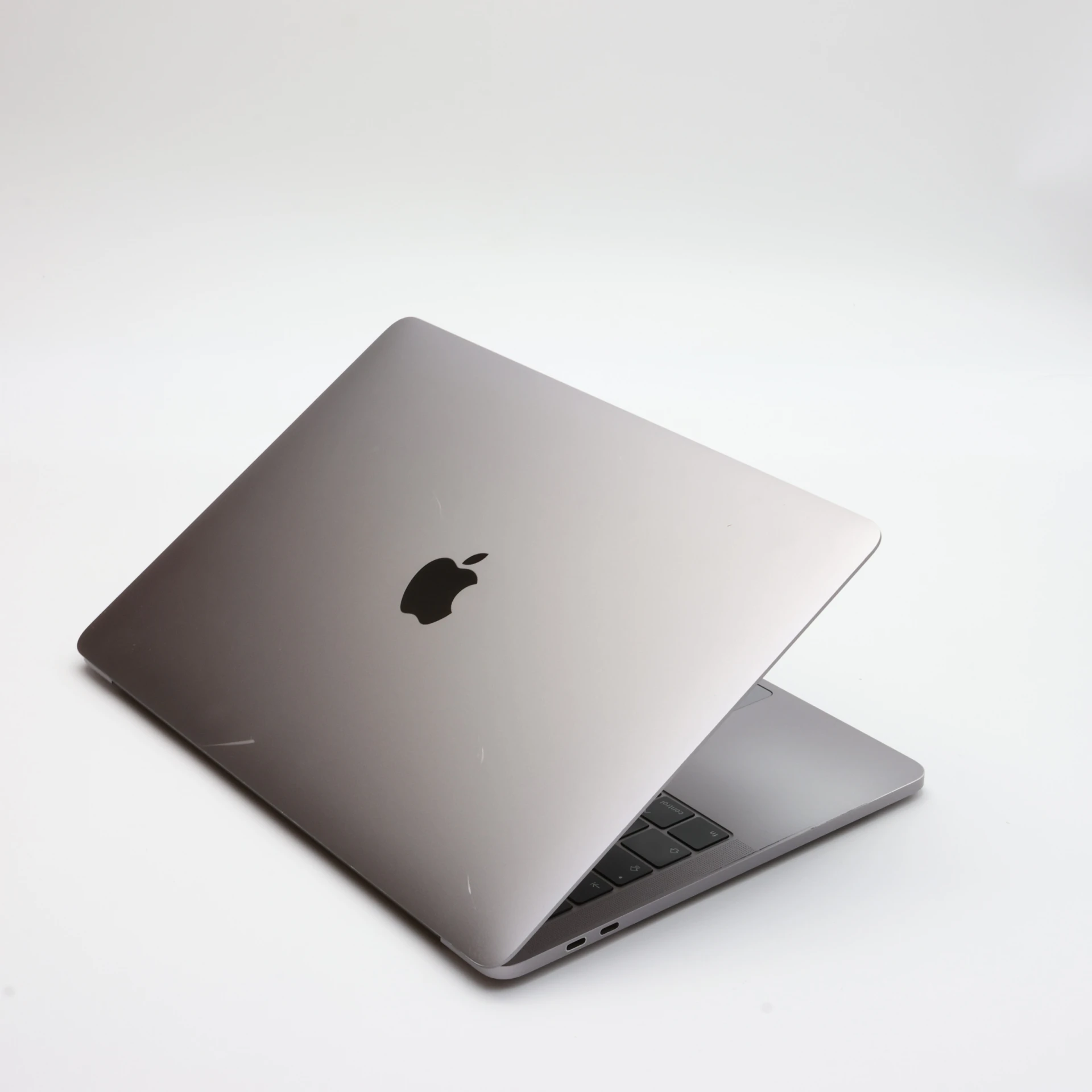 Apple MacBook Pro 13″ Touch Bar 2019 i7 256 GB SSD 16 GB RAM Space Gray 81% EU Bill 